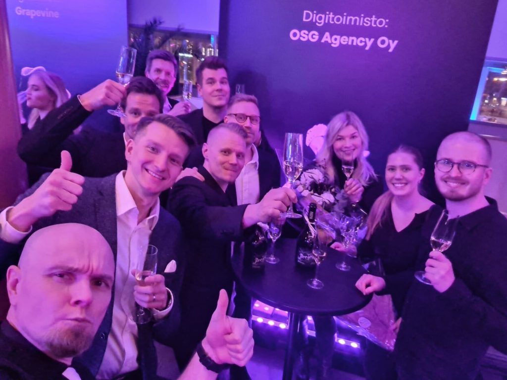 Vuoden Digitoimisto 2022 OSG Agencyn henkilökunta juhlii voittoa OSG Viestinnän henkilökunnan kanssa.