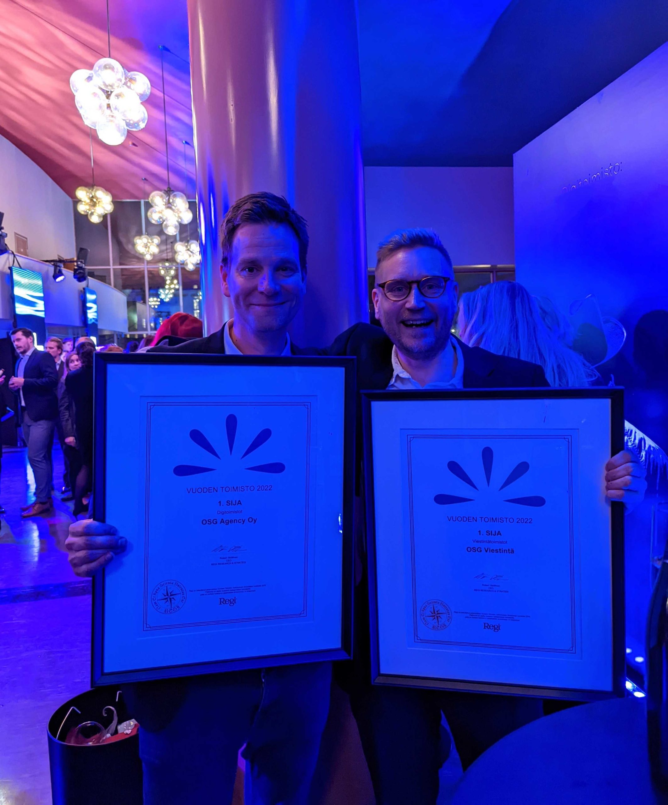 Vuoden Digitoimisto 2022. OSG Agencyn toimitusjohtaja Mikko Raunio ja OSG Viestinnän toimitusjohtaja Toni Perez palkintojen kanssa.